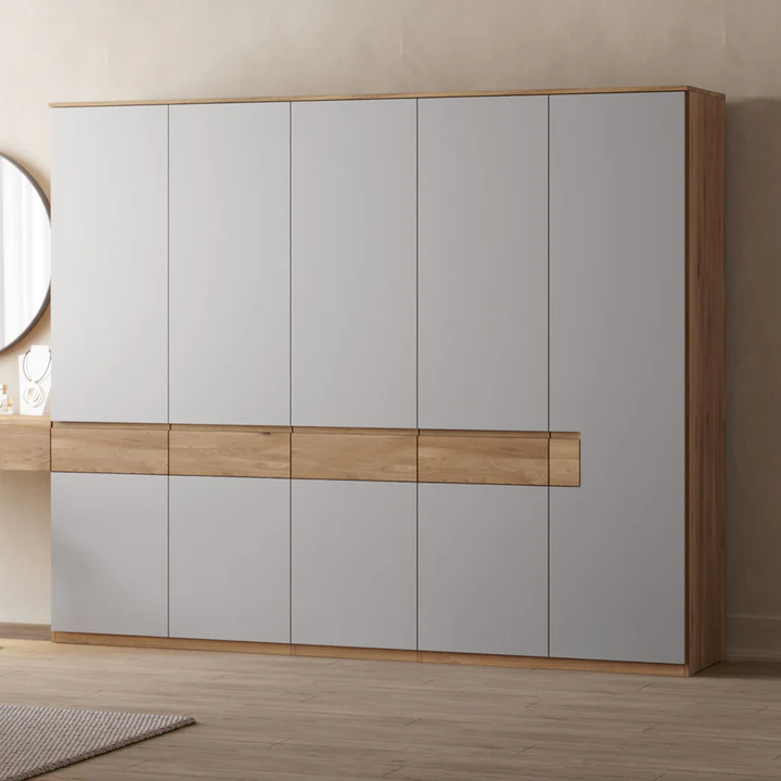 Kleiderschrank mit Lack und Holzeinsatz