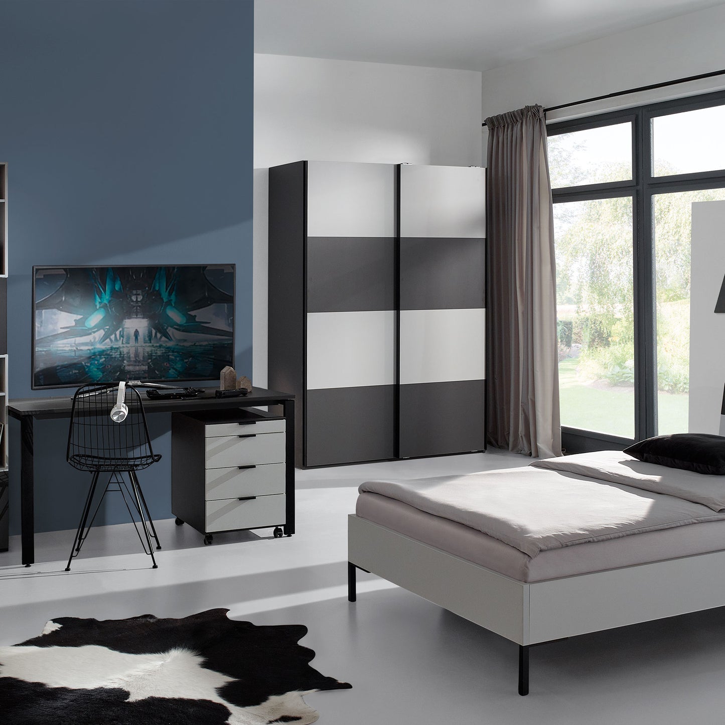 Jugendzimmer mit Pult, Bett und Schrank in grau-weiss