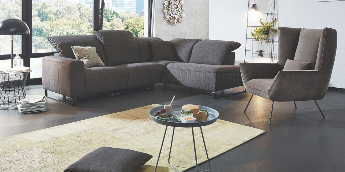 Wohnzimmer mit Sessel und Sofa