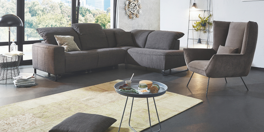 Wohnzimmer mit Sessel und Sofa