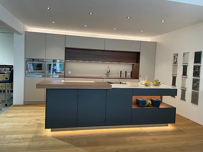 ausstellungsküche sandfarben mit kochinsel