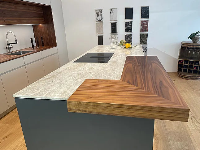 Kücheninsel mit Granitplatte und Nussbaum