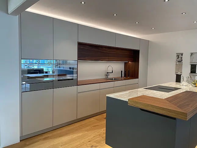 sandfarbene Küche mit Nussbaum und Lack grau