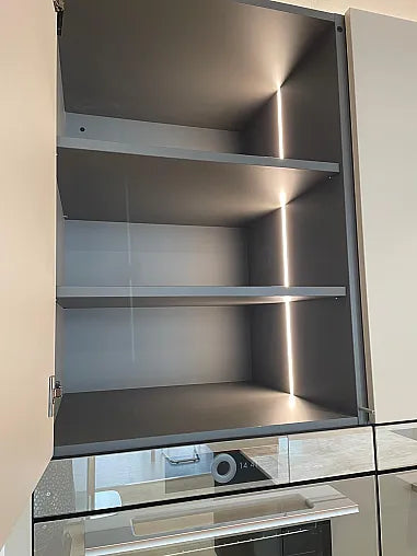 Detailaufnahme Küchenschrank innen grau