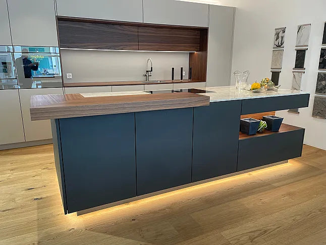 Kochinsel mit Granitplatte und Nussbaumbartheke