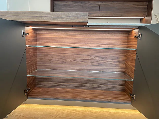 Detailaufnahme Glasböden Küchenschrank