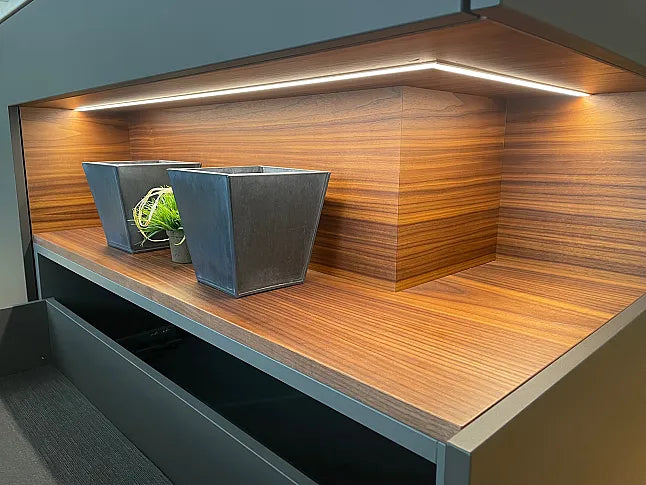 Detailaufnahme Beleuchtung Kochinsel Nussbaum grau