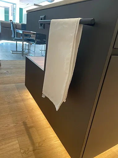 Detailaufnahme Kochinsel Geschirrtuchhalter