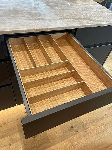 Detailaufnahme Küche Schublade Inneneinteilung