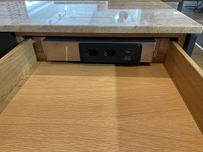 Detailaufnahme Küchenschublade mit Steckdose