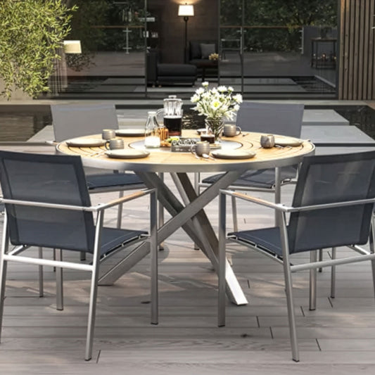 runder Gartentisch aus Teakholz und Edelstahlfüssen auf Terrasse