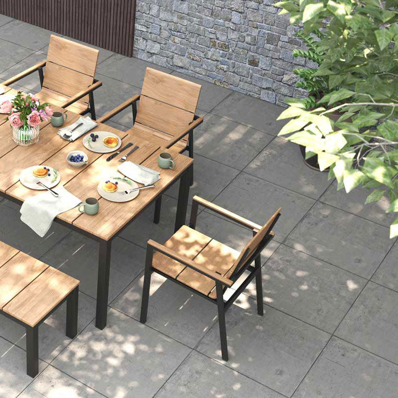 Gartensessel mit Teakholz und anthrazitfarbigem Aluminiumgestell mit passendem Tisch auf Terrasse