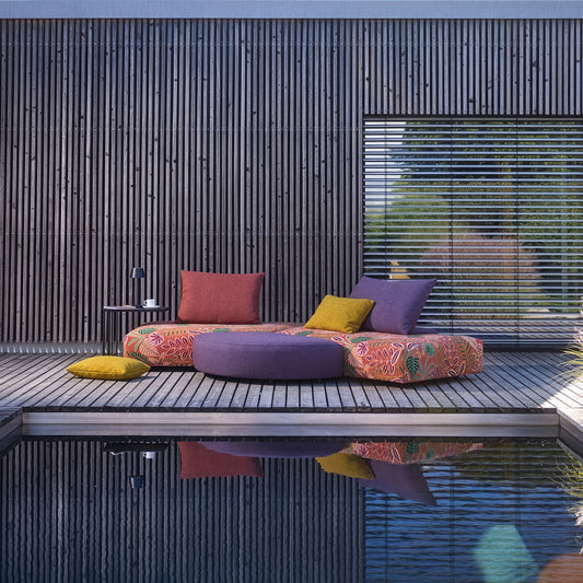 Gartenlounge Iwan von bullfrog mit farbigem Stoff auf Holzterrasse