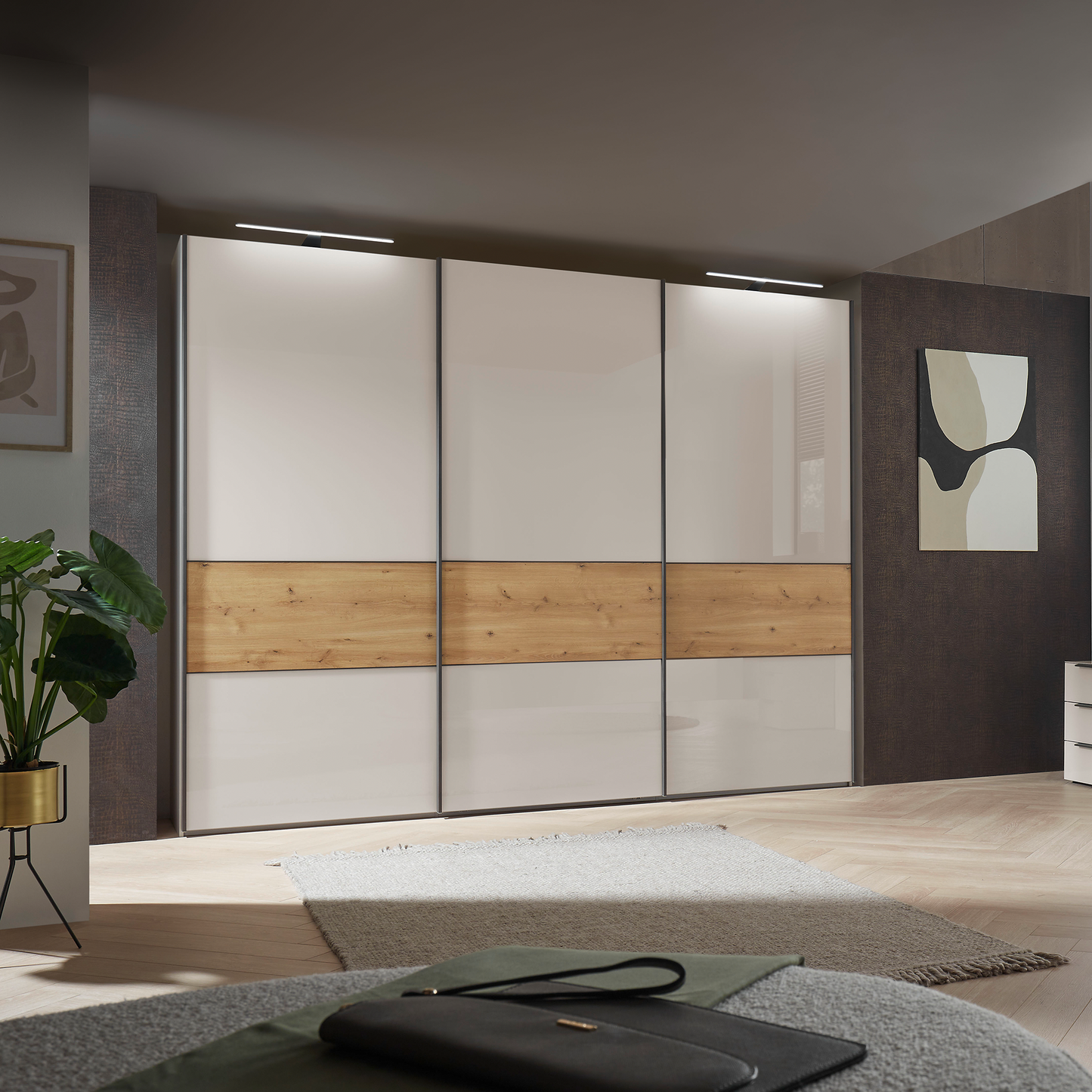 Schrank mit drei Schiebetüren in Holz und Lack