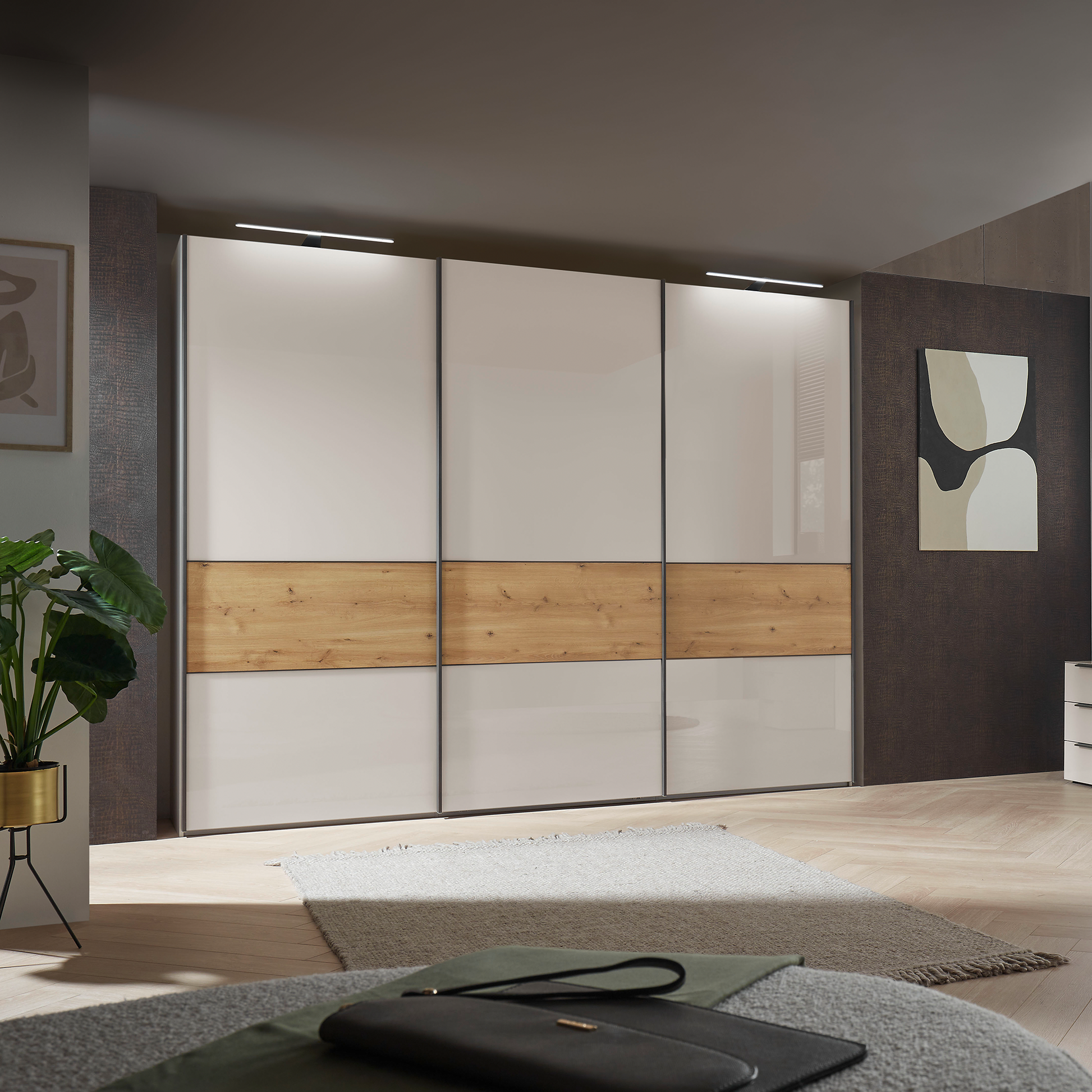 Schrank mit drei Schiebetüren in Holz und Lack