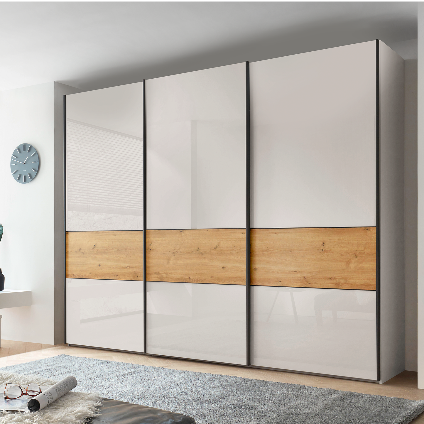 Schrank mit drei schiebetüren holz lack fronten