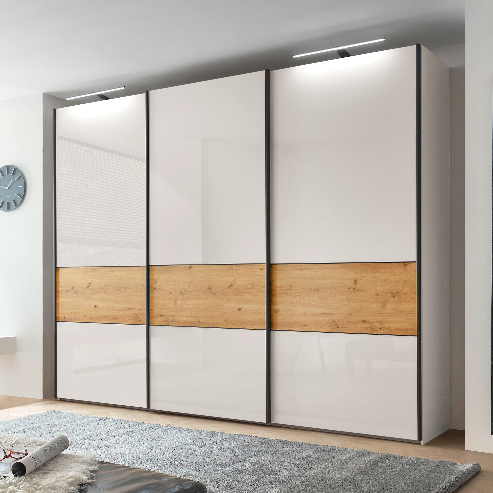 schrank mit schiebetüren und beleuchtung