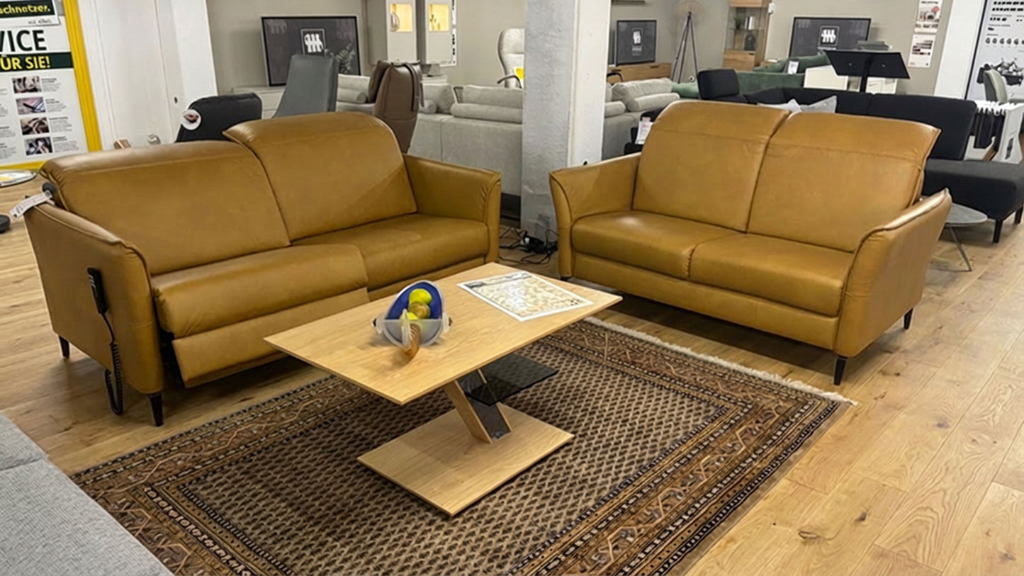 2 kurkumafarbene ledersofas