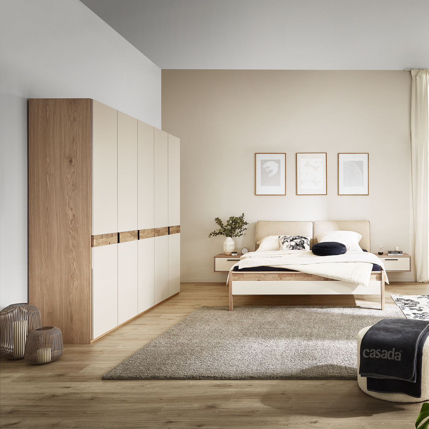 Schlafzimmer mit Schrank und passendem Bett
