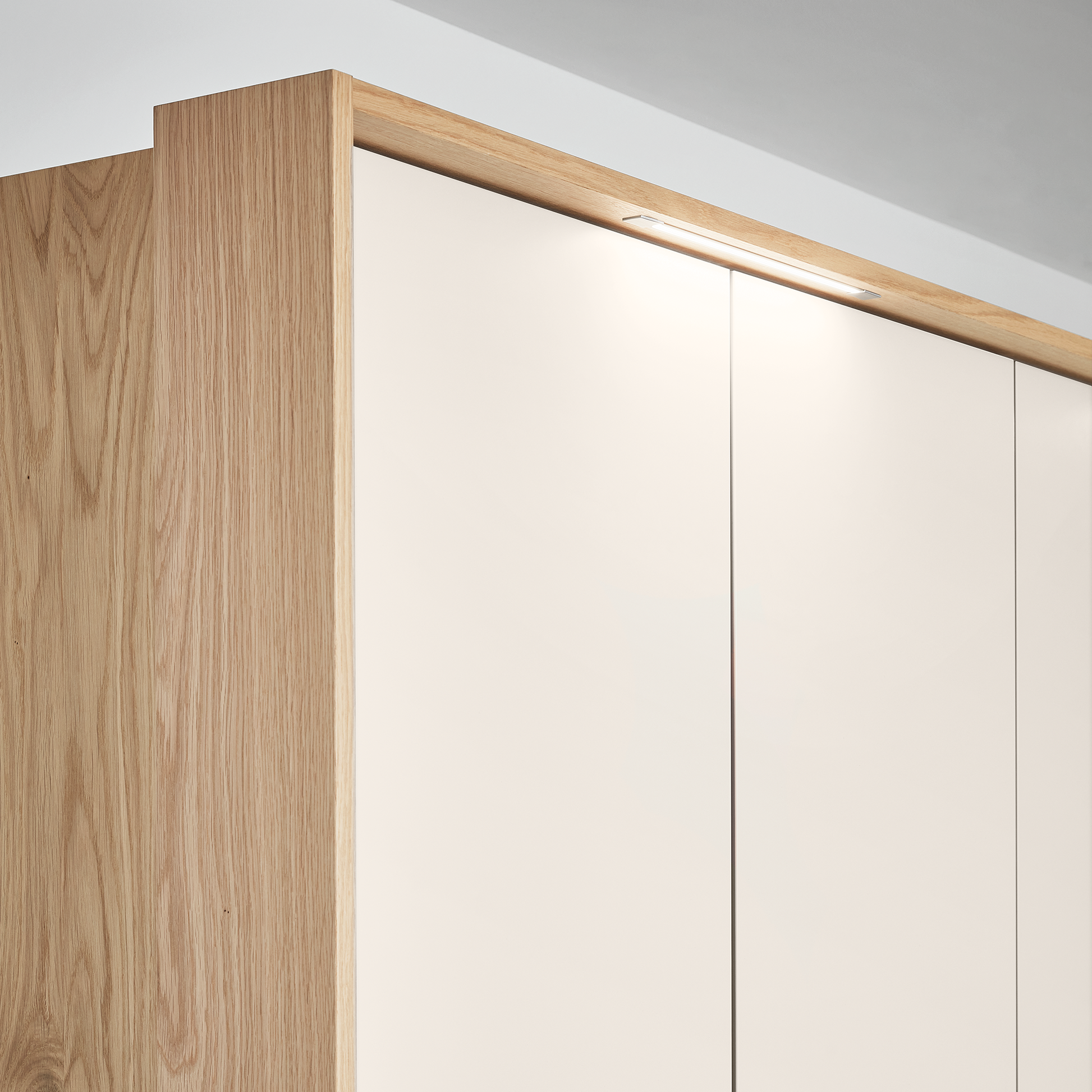 Kleiderschrank mit Beleuchtung und Passpartout Detailansicht