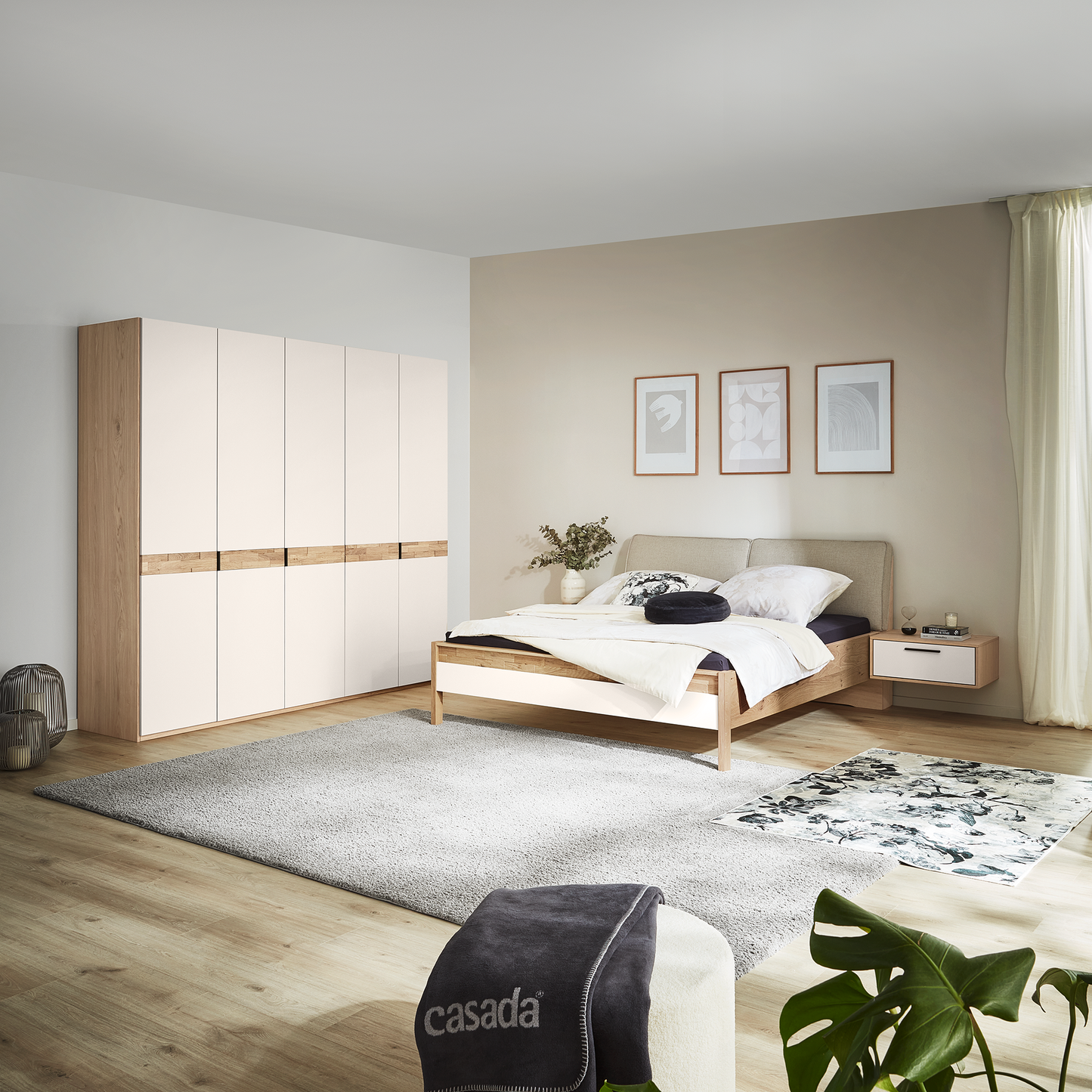 Schlafzimmer mit Kleiderschrank und Bett