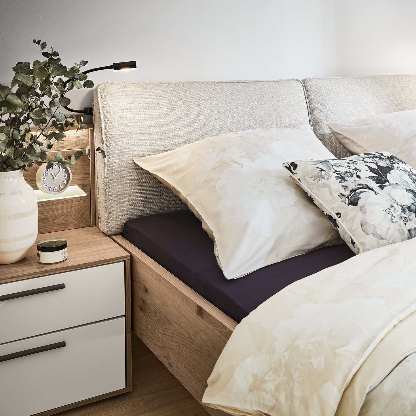 bett detailansicht mit beleuchtung und nachttisch