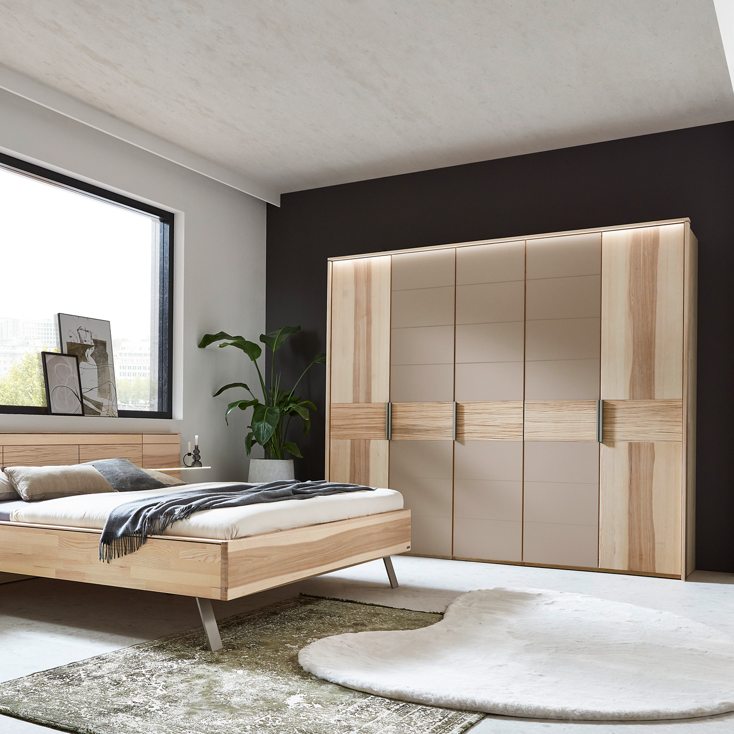 Schrank mit Passpartout und Bett