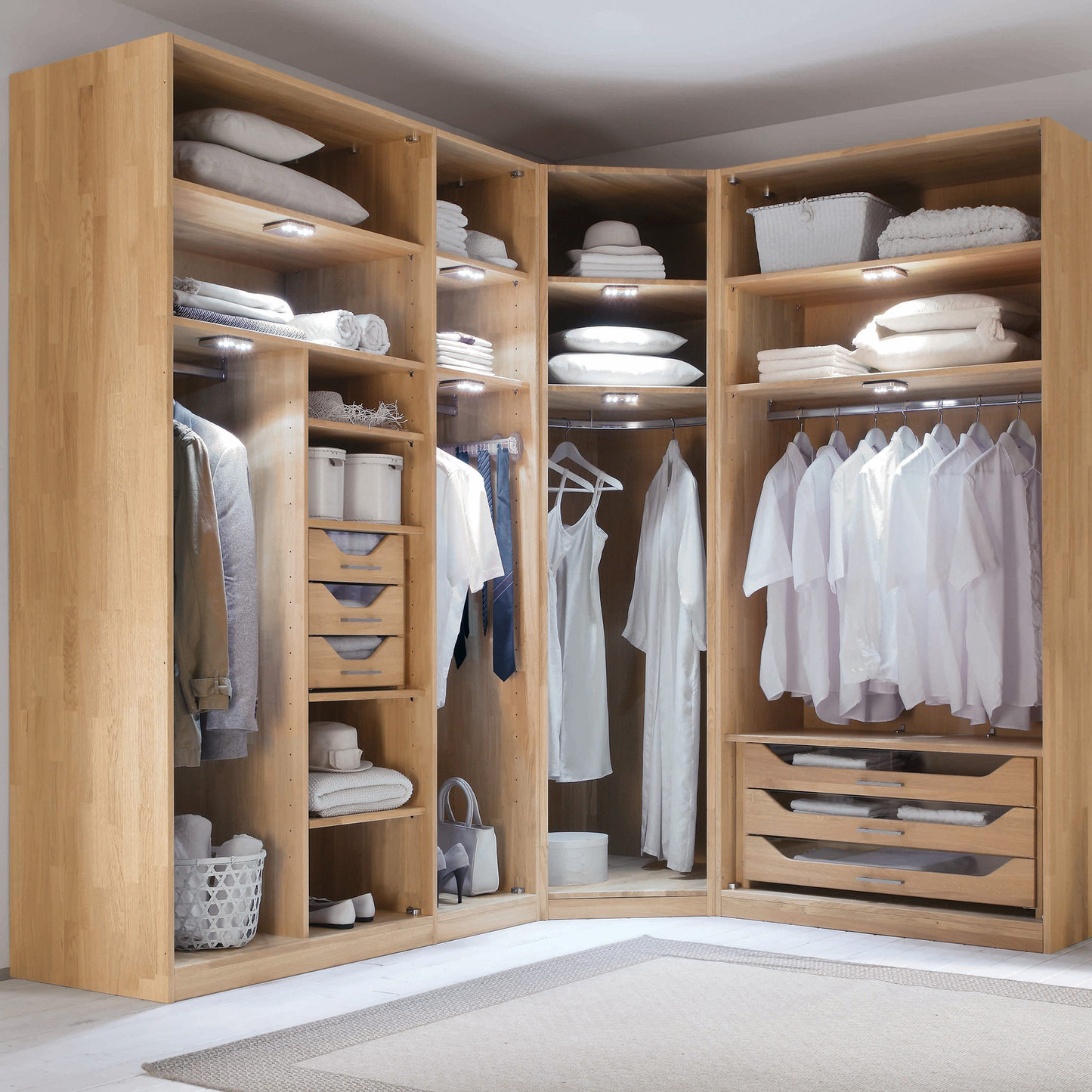Eckschrank mit Innenleben in Massivholz