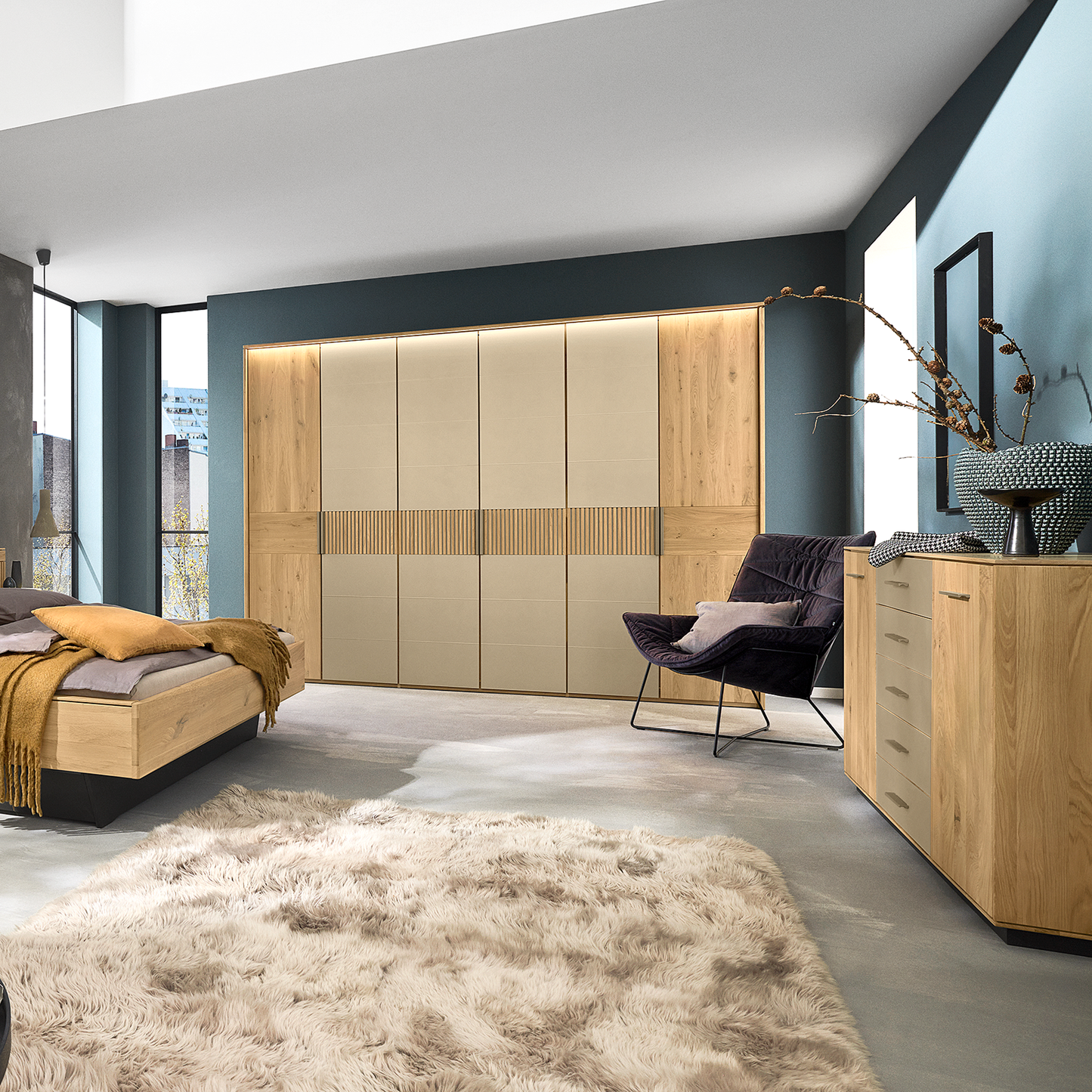 Schlafzimmer mit Kommode und Schrank und Bett