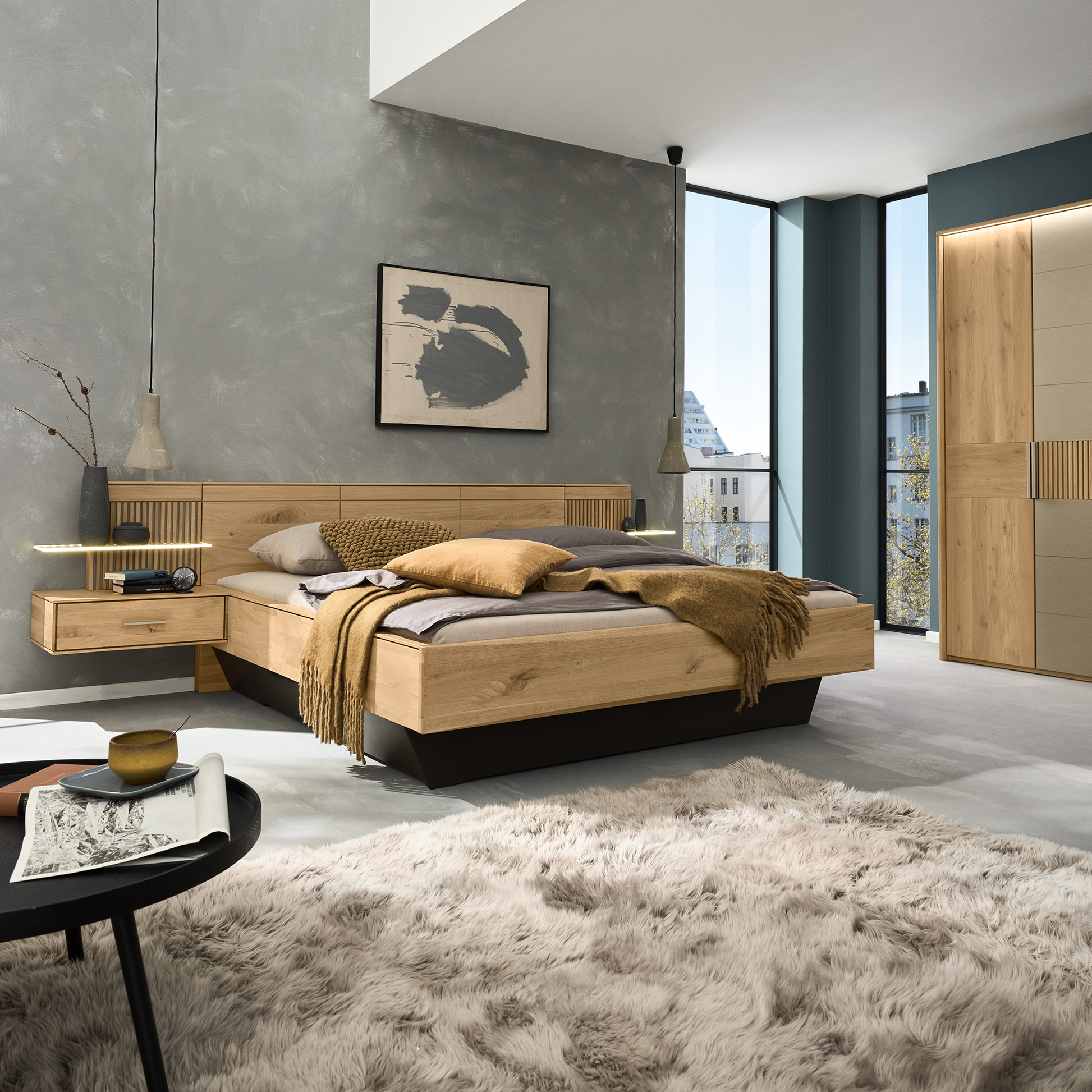 Schlafzimmer mit Bett und Nachttisch und Schrank
