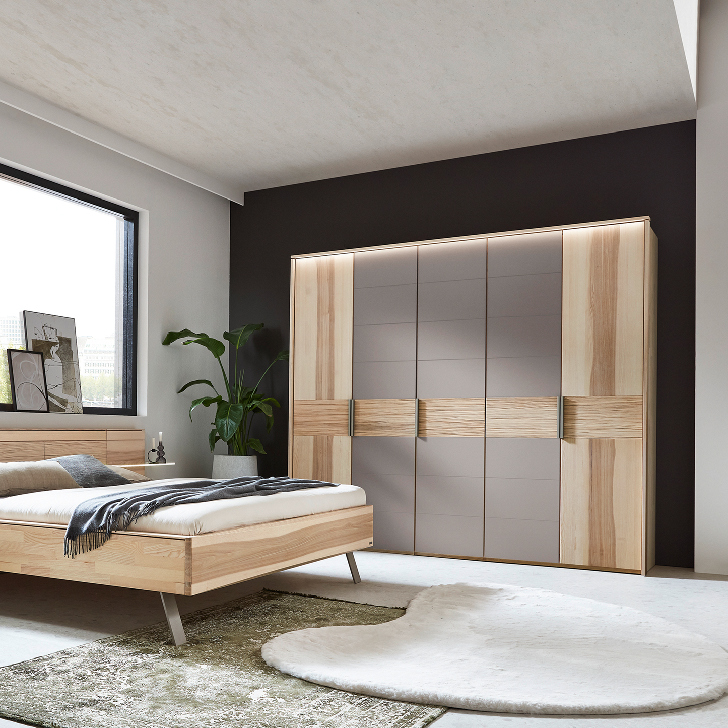 Schrank mit Bett und Beleuchtung
