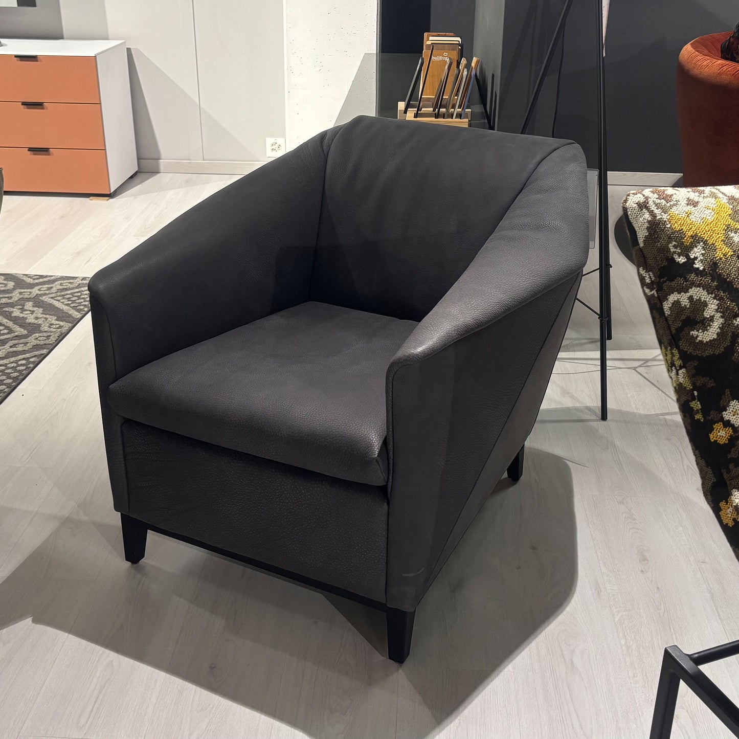 schwarzer Ledersessel