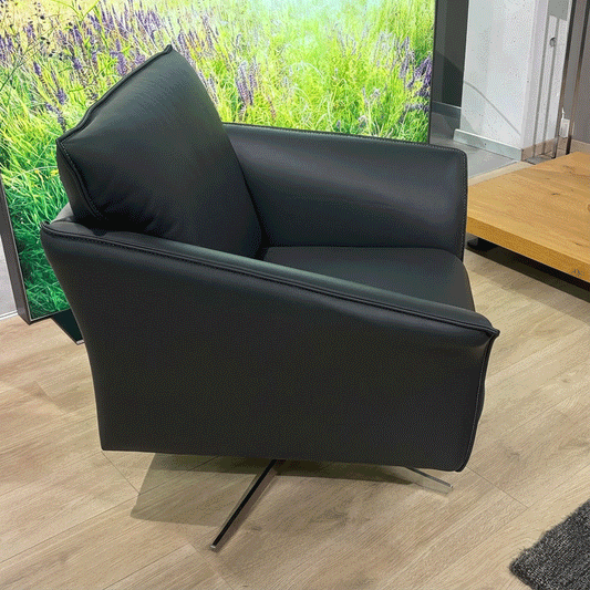 schwarzer Ledersessel