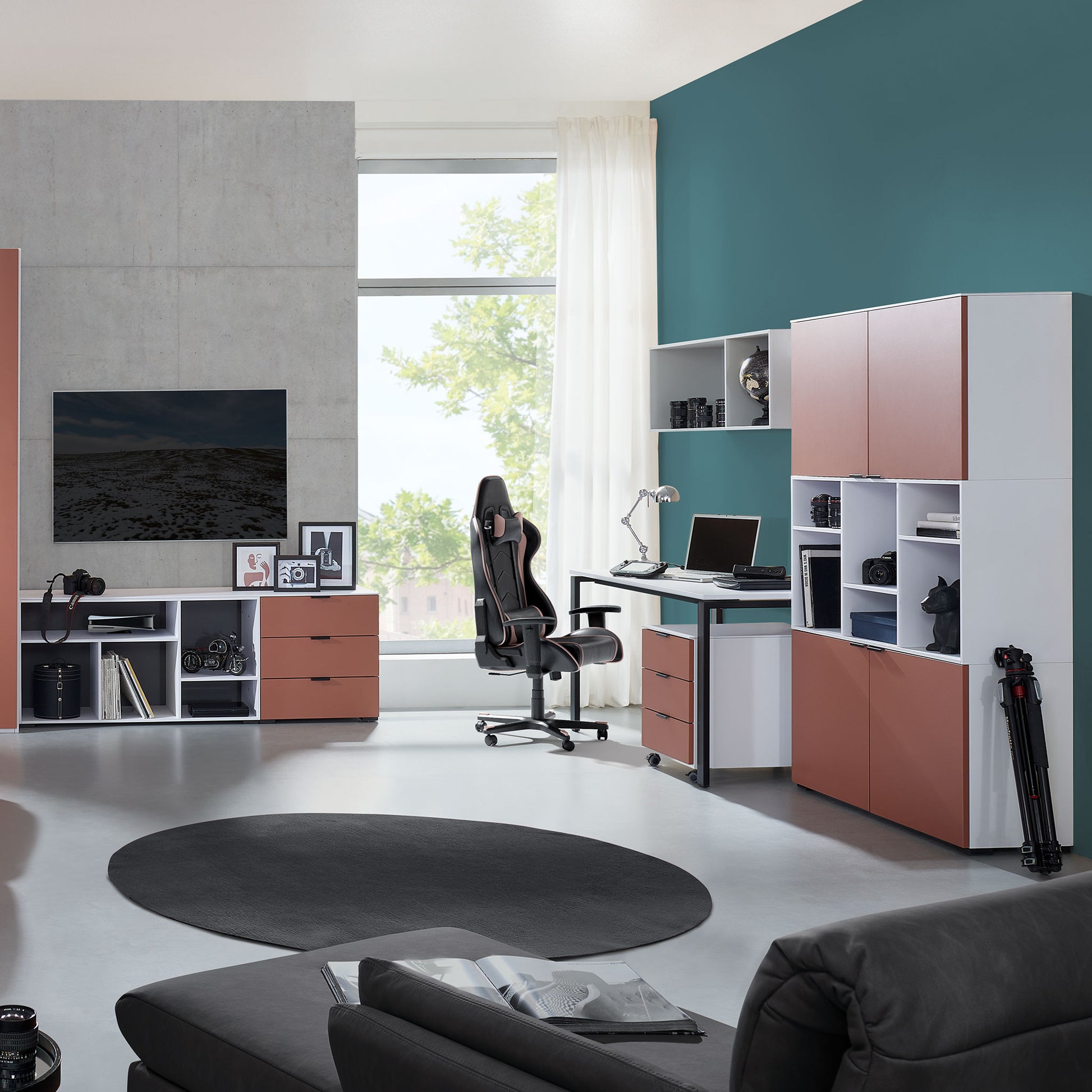 Jugendzimmer mit Pult und sideboard