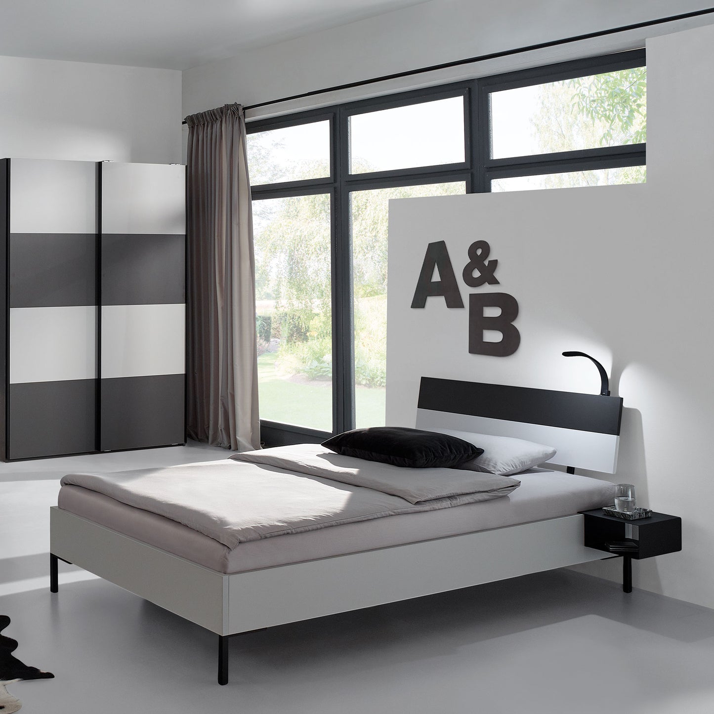 Jugendzimmer mit Bett und Schrank in anthrazit-weiss