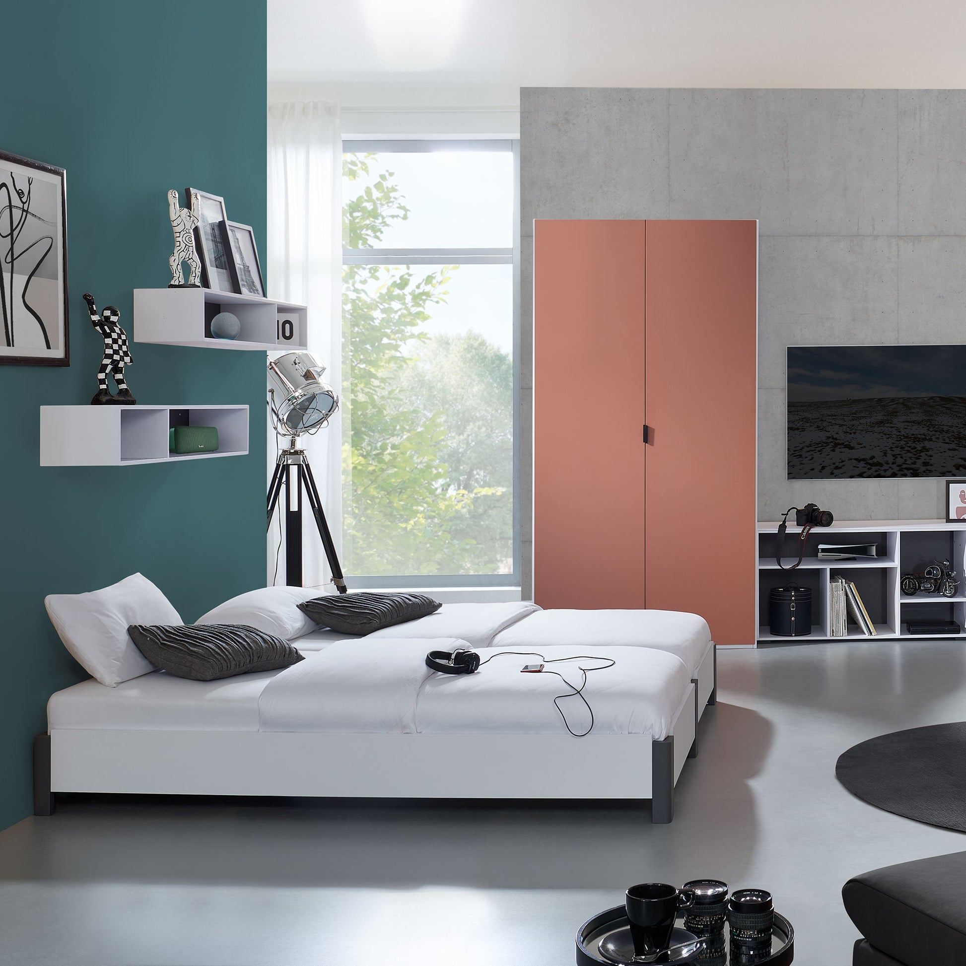 Jugendzimmer mit Bett und Schrank