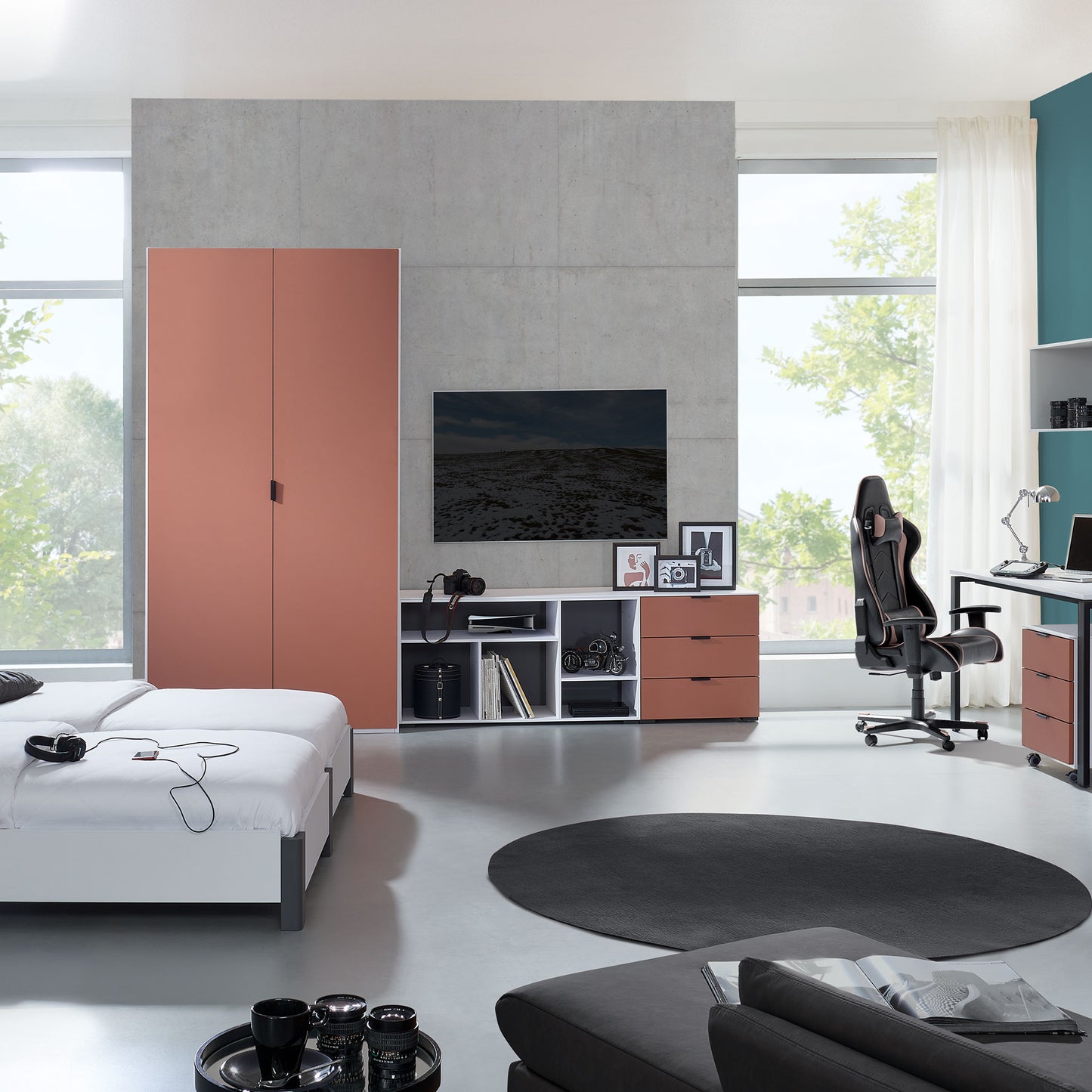 Jugendzimmer mit Schrank und sideboard