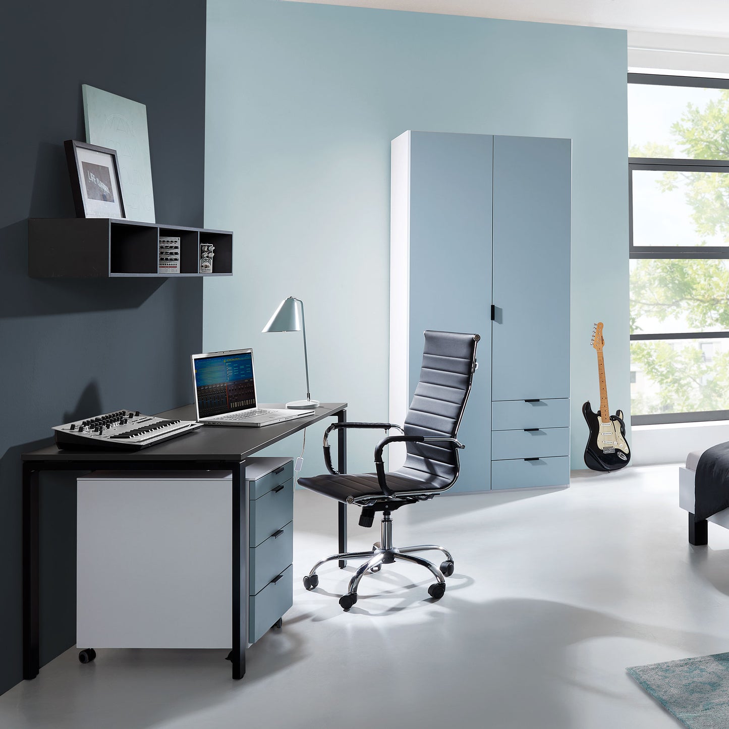 Jugendzimmer mit Schrank und Pult