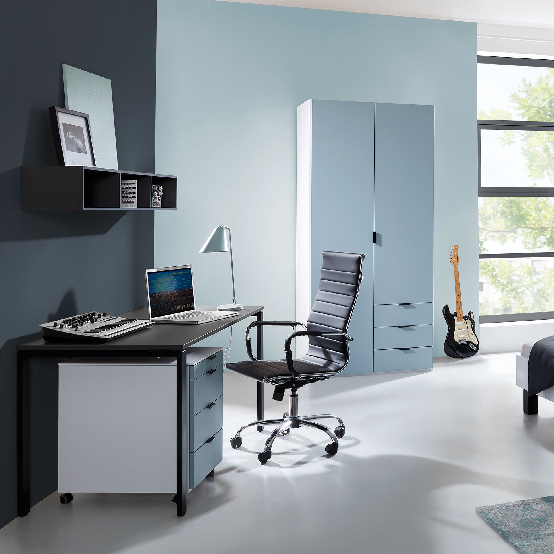 Jugendzimmer mit Schrank und Pult