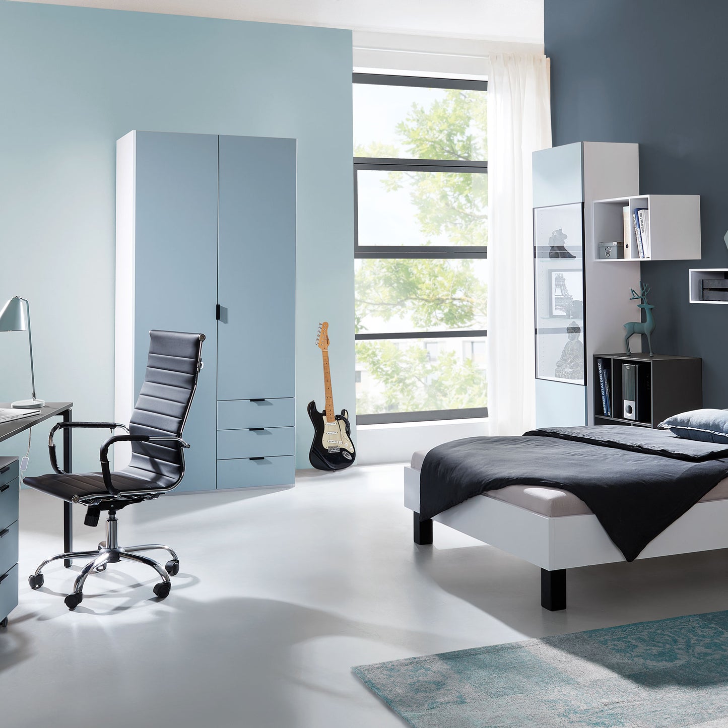 Jugendzimmer mit Pult und Schrank und Bett hellblau