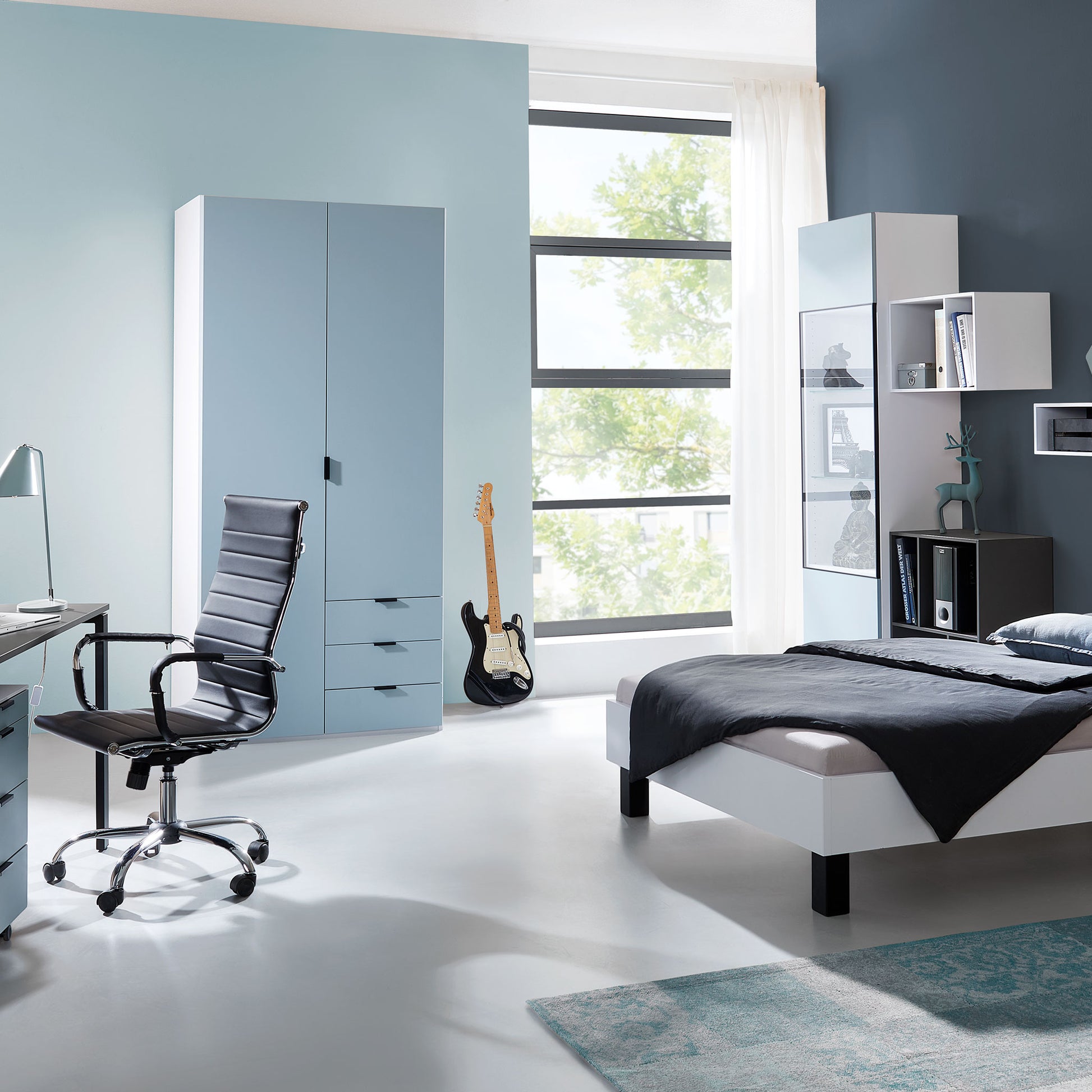 Jugendzimmer mit Pult und Schrank und Bett hellblau