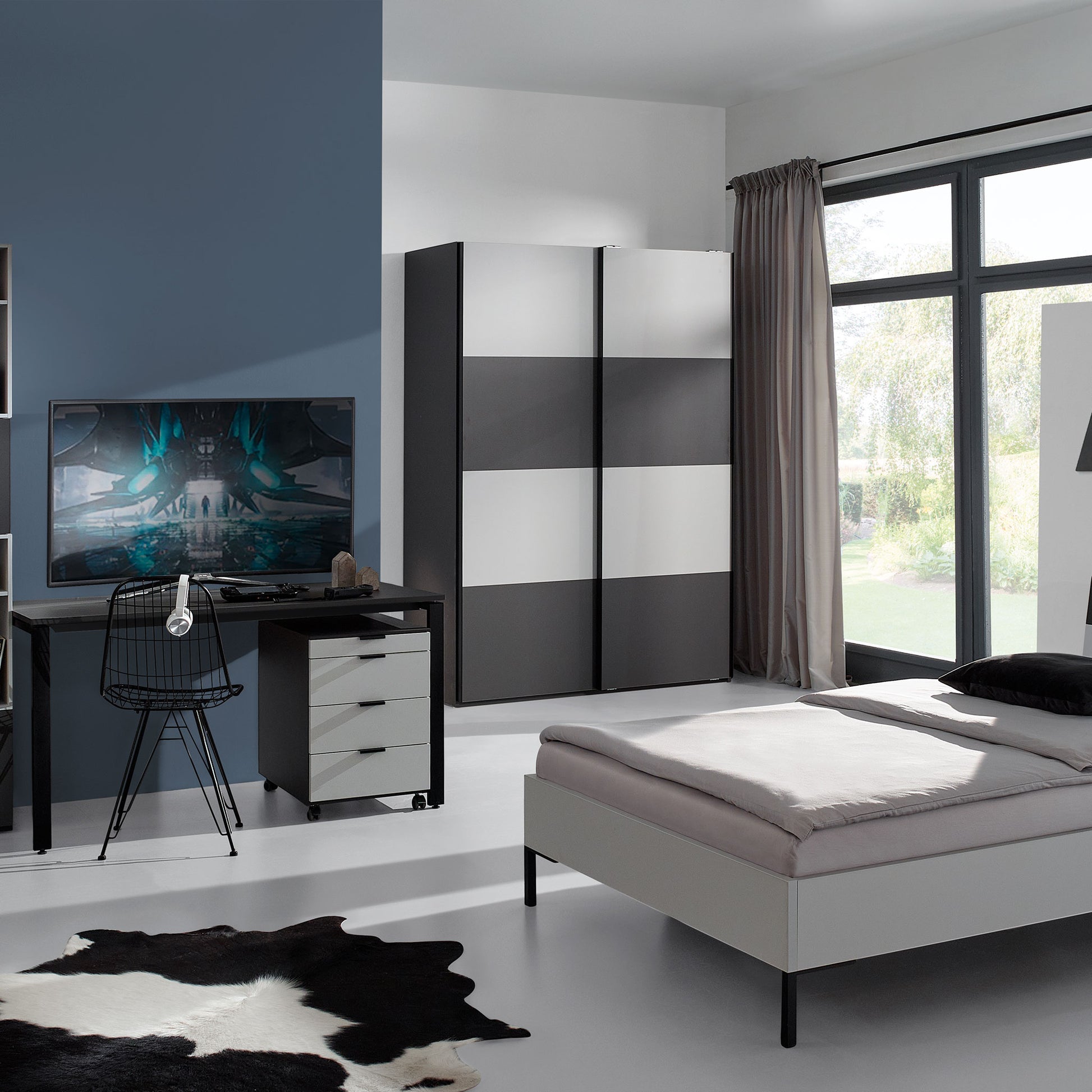 Jugendzimmer mit Pult, Bett und Schrank in grau-weiss