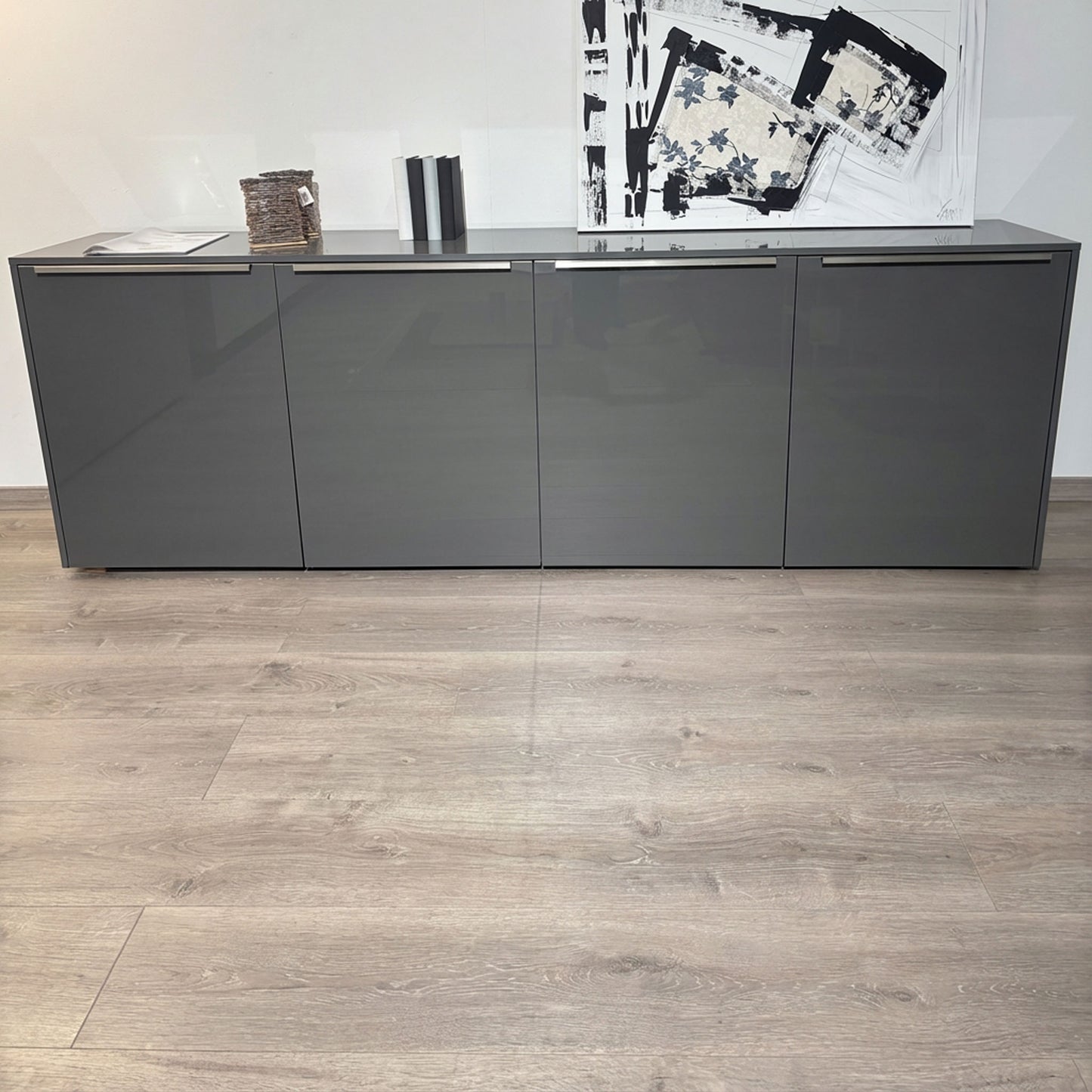 graues sideboard mit 4 türen