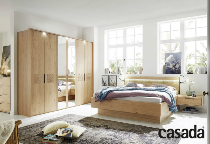 Gemütliches Schlafzimmer mit attraktiven Holz- und Spiegelfronten