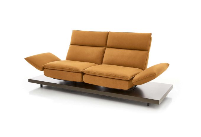 Ein einzeln verstellbares orangefarbenes Sofa