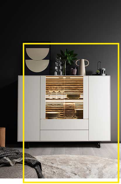 Ein elegantes Highboard in Weiß mit vornehmem Licht